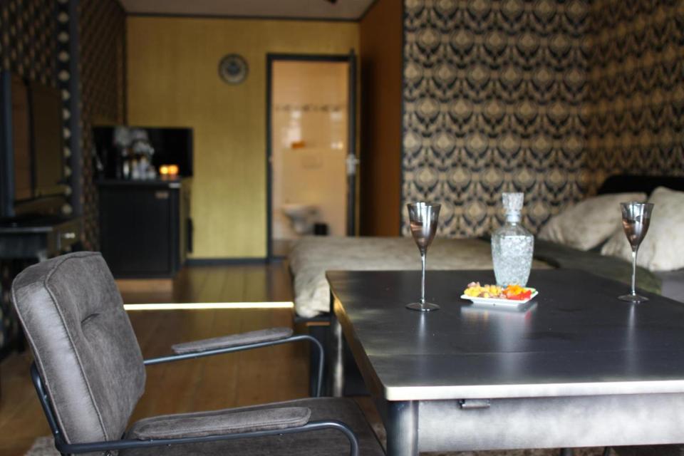 Bed en breakfast by goselink met wijnglazen op de tafel